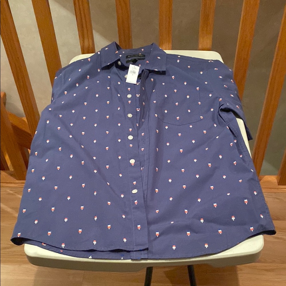 *New* Banana Republic buttondown short sleeve shirt. Size:M. Color: Navy w/print